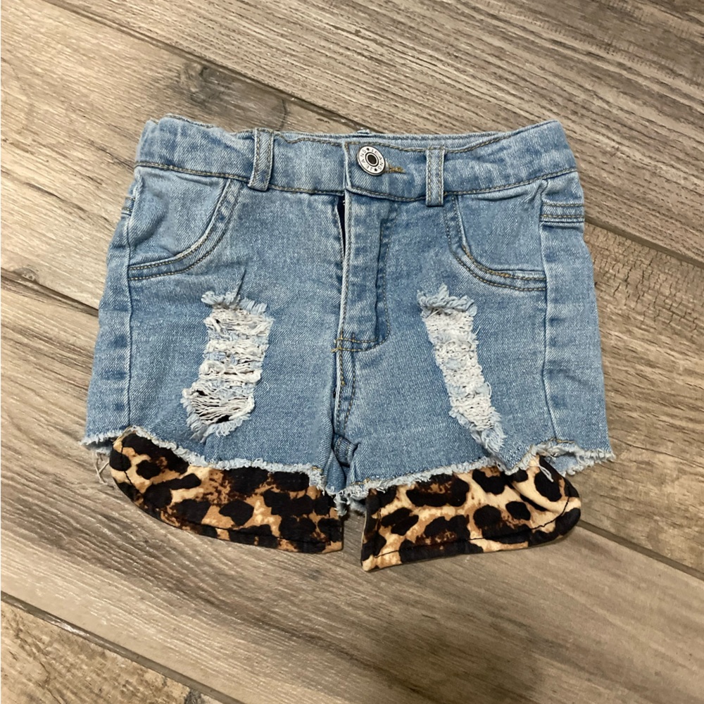 Distressed Denim Jean Shorts with Leopard Pocket Detail 🐆